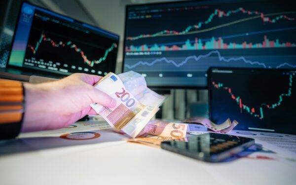 Europa keičia žaidimo taisykles: Briuselis siekia mažinti priklausomybę nuo Kinijos ir JAV
