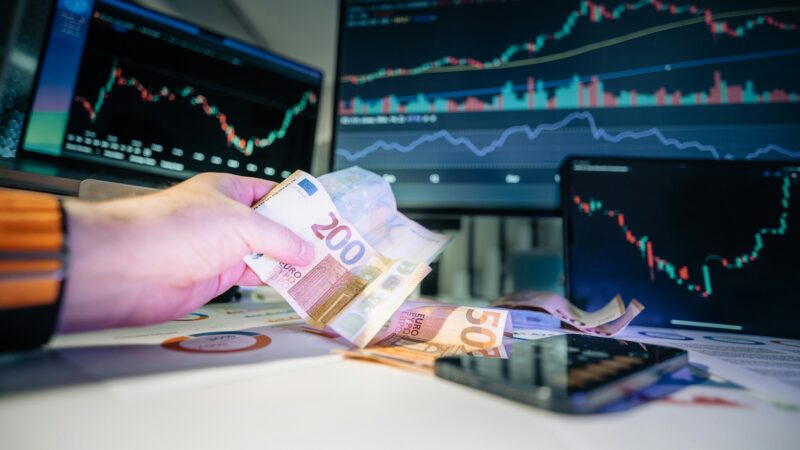 Europa keičia žaidimo taisykles: Briuselis siekia mažinti priklausomybę nuo Kinijos ir JAV