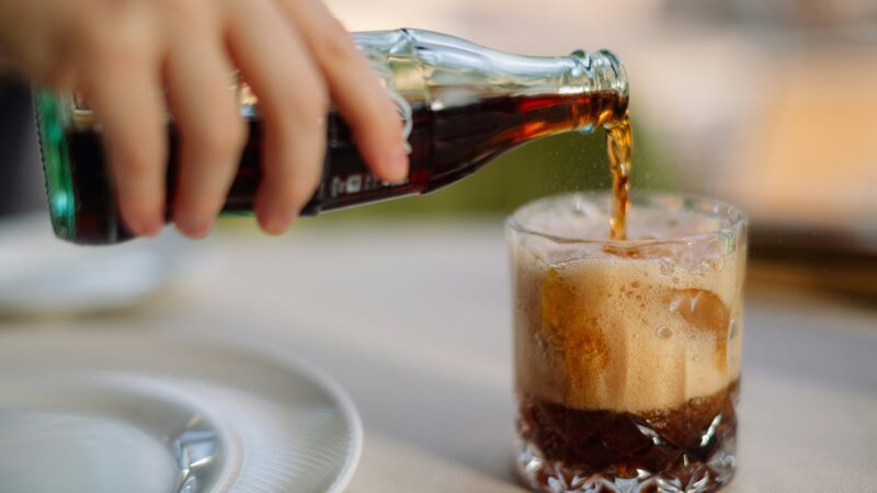 Kas nutiktų, jei vietoj vandens gertumėte tik „Coca-Cola“? Pasekmės organizmui gali nustebinti