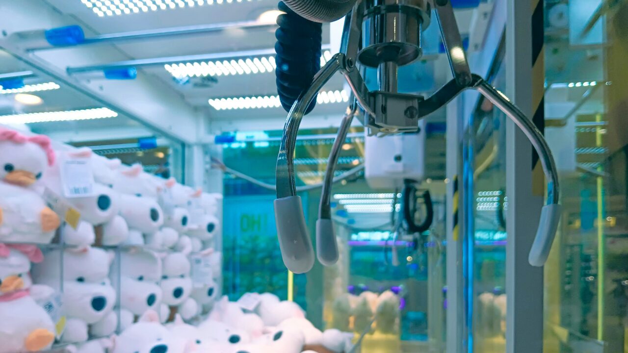 Bandote ištraukti žaislą, bet jis vis iškrenta? Žaidimų automatai slepia gudriai sukurtą mechanizmą