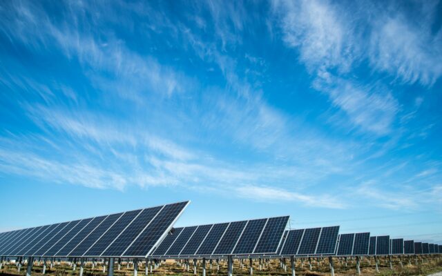 Europa vis sparčiau pereina prie saulės energijos: rekordinius rezultatus temdo viena didelė problema