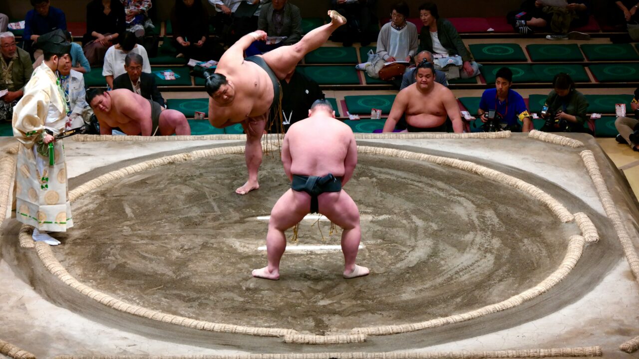 Sumo imtynės per amžius keitėsi neatpažįstamai: štai kaip buvo sukurtos šiandien žinomos tradicijos