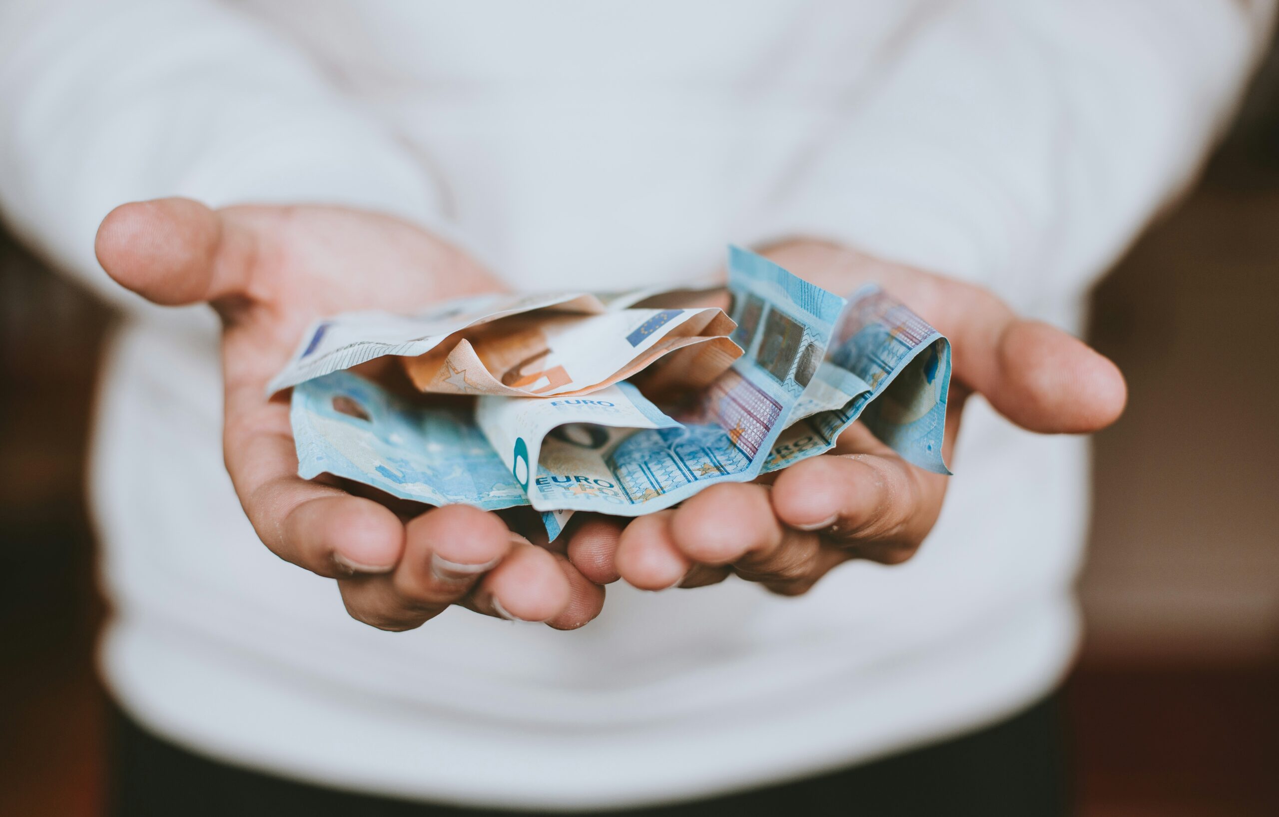 Pinigų davimas. Unsplash nuotr