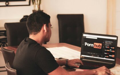 Kas nutinka smegenims nustojus žiūrėti pornografiją? Mokslininkai paaiškino pokyčius per 3 mėnesius