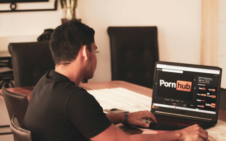 Kas nutinka smegenims nustojus žiūrėti pornografiją? Mokslininkai paaiškino pokyčius per 3 mėnesius