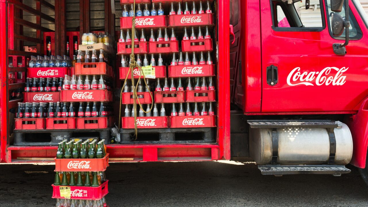 Vandens aplinkui netrūksta, bet žmonės geria „Coca-Cola“: šiuolaikinis paradoksas