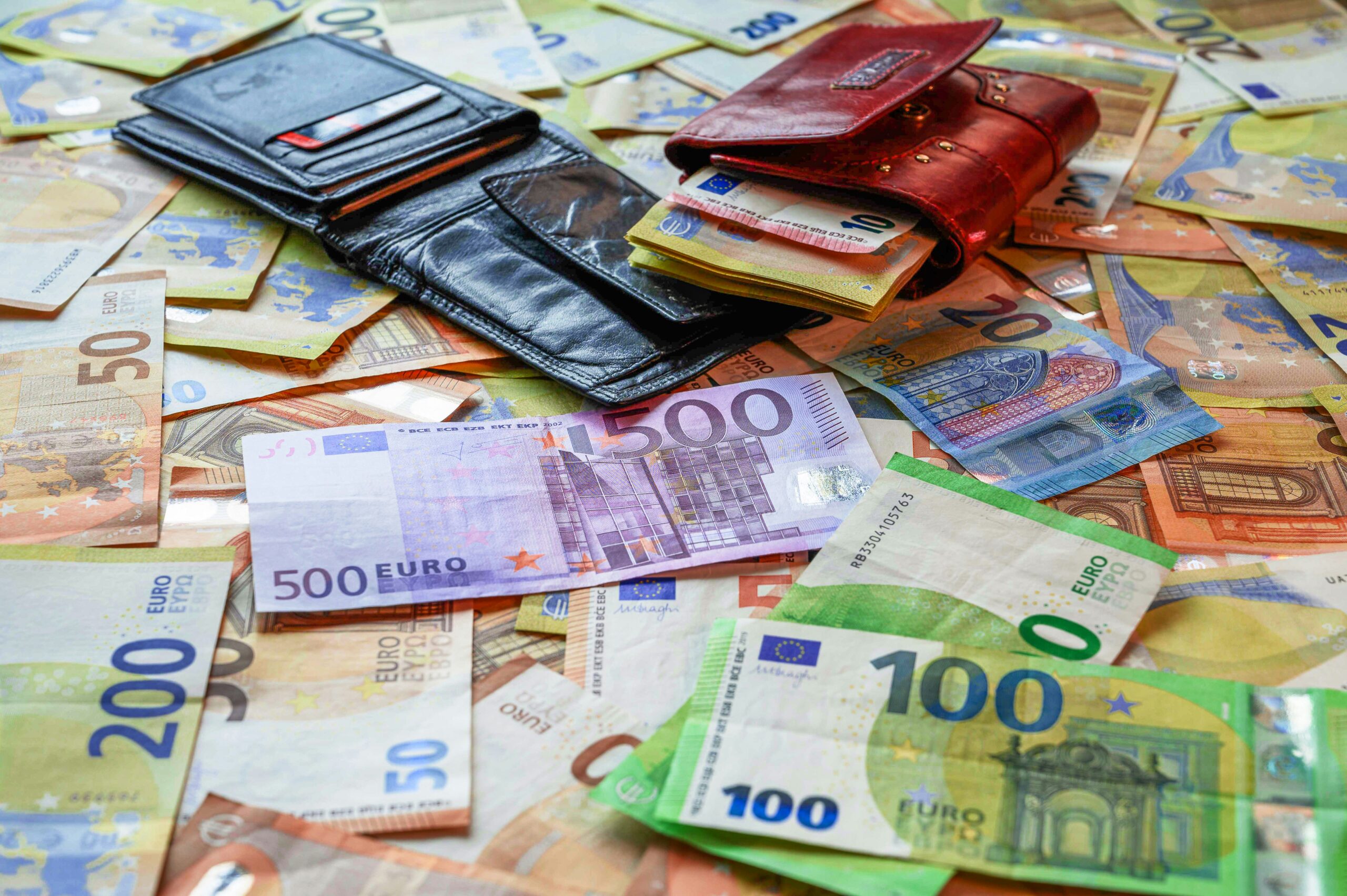 Sąskaitoje laikomi pinigai praranda vertę: 100 tūkst. eurų perkamoji galia Lietuvoje smarkiai sumenko