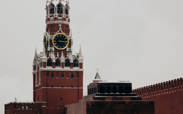 Kremlius siunčia aiškią žinią rusams užsienyje: grįžus gali laukti ilgi metai kalėjime
