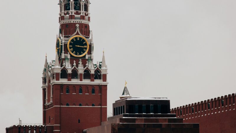 Kremlius siunčia aiškią žinią rusams užsienyje: grįžus gali laukti ilgi metai kalėjime