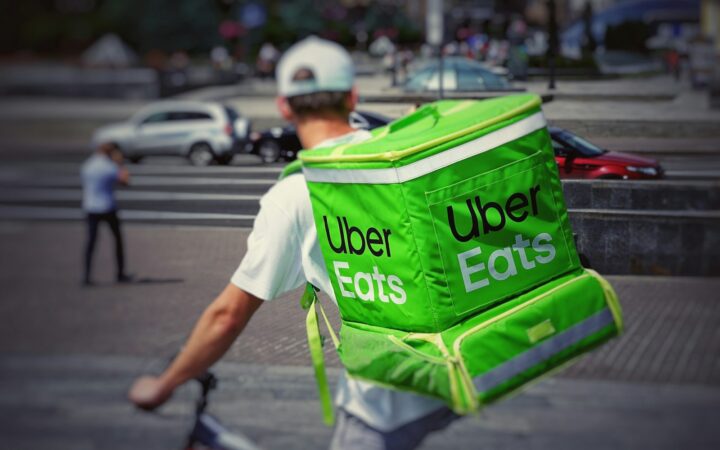 Maisto pristatymo rinkoje – permainos: „Uber Eats“ pasitelkia robotus ir plečia veiklą