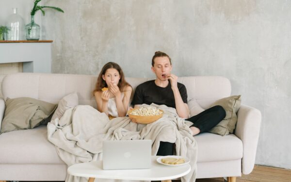 Vakaro kino ritualas be specialios progos: kaip namuose susikurti itin jaukią filmų patirtį