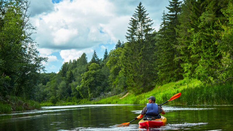 Vandens turizmo maršrutai Aukštaitijoje: kaip saugiai ir atsakingai pažinti ežerų ir upių labirintus