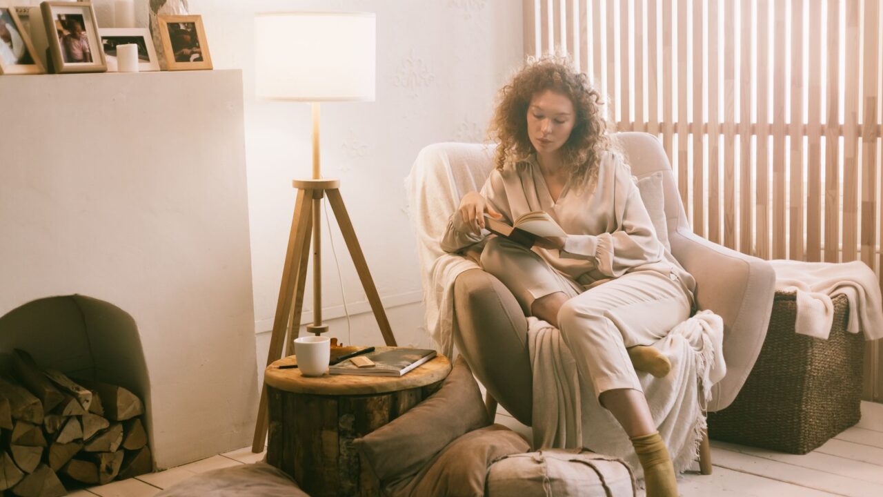 Zodiako ženklai ir kasdienės mažos laimės: kas padeda atsipalaiduoti, kai diena pilna rūpesčių