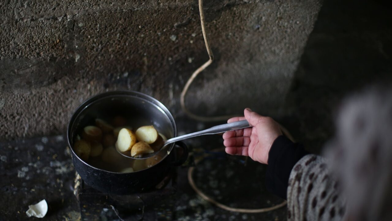 Kaip išvirti bulves, kad jos būtų skanios ir laikytų formą: pagrindinės klaidos ir patikimos taisyklės kasdienai