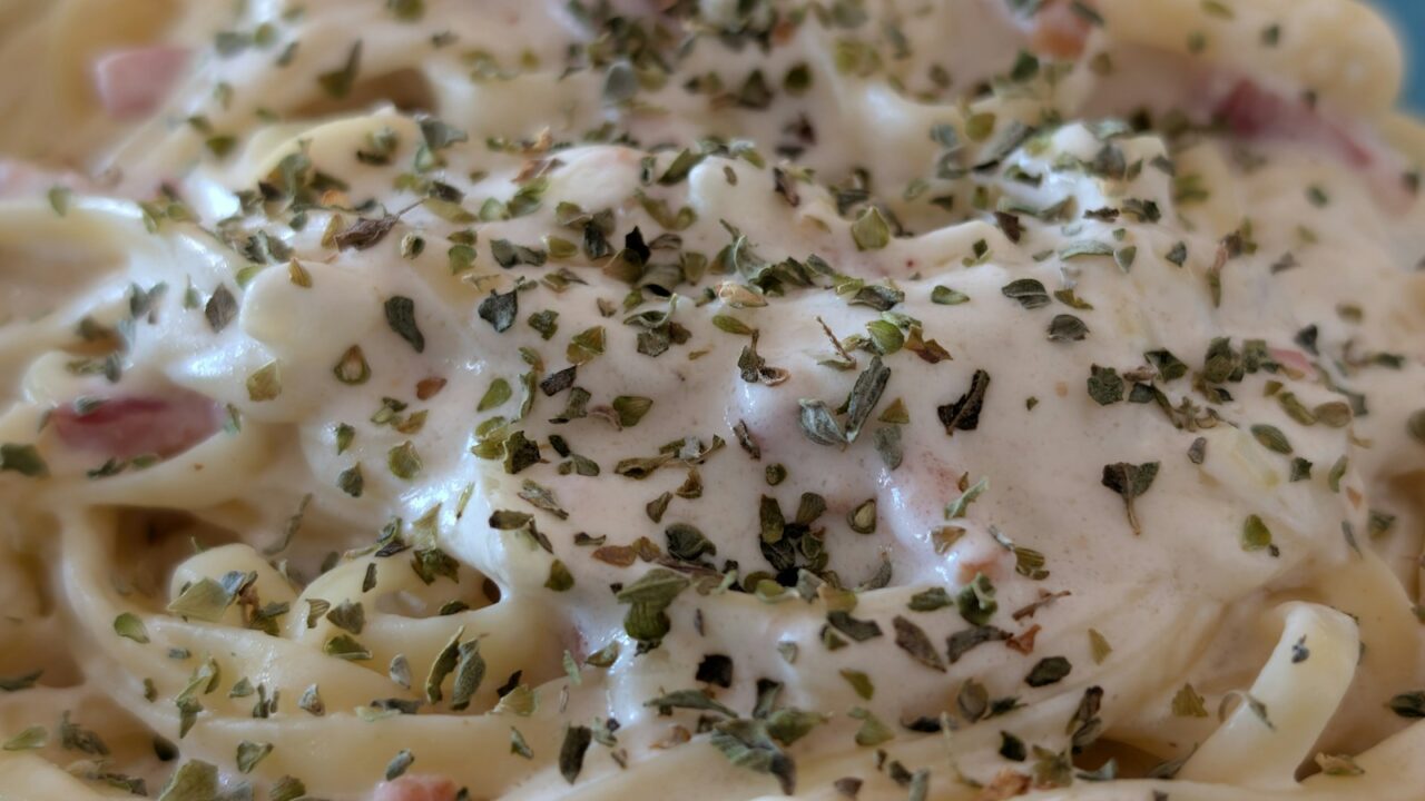 Makaronai viename puode: kaip iš kelių ingredientų pasigaminti šiltus pietus be kalno indų