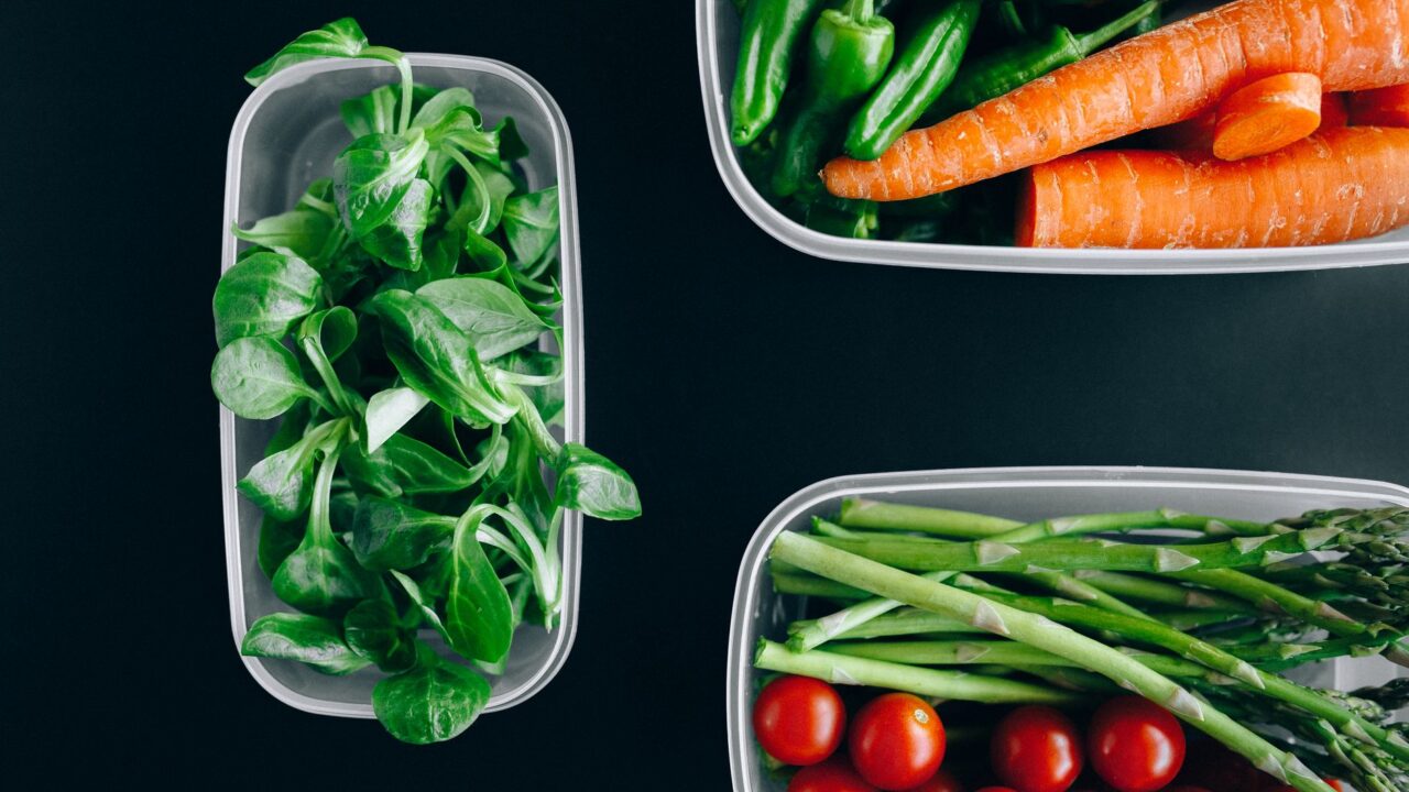 Šaldiklis, kuris iš tikrųjų gelbsti, o ne gadina maistą: ką ir kiek ilgai laikyti, kad nebereikėtų išmesti