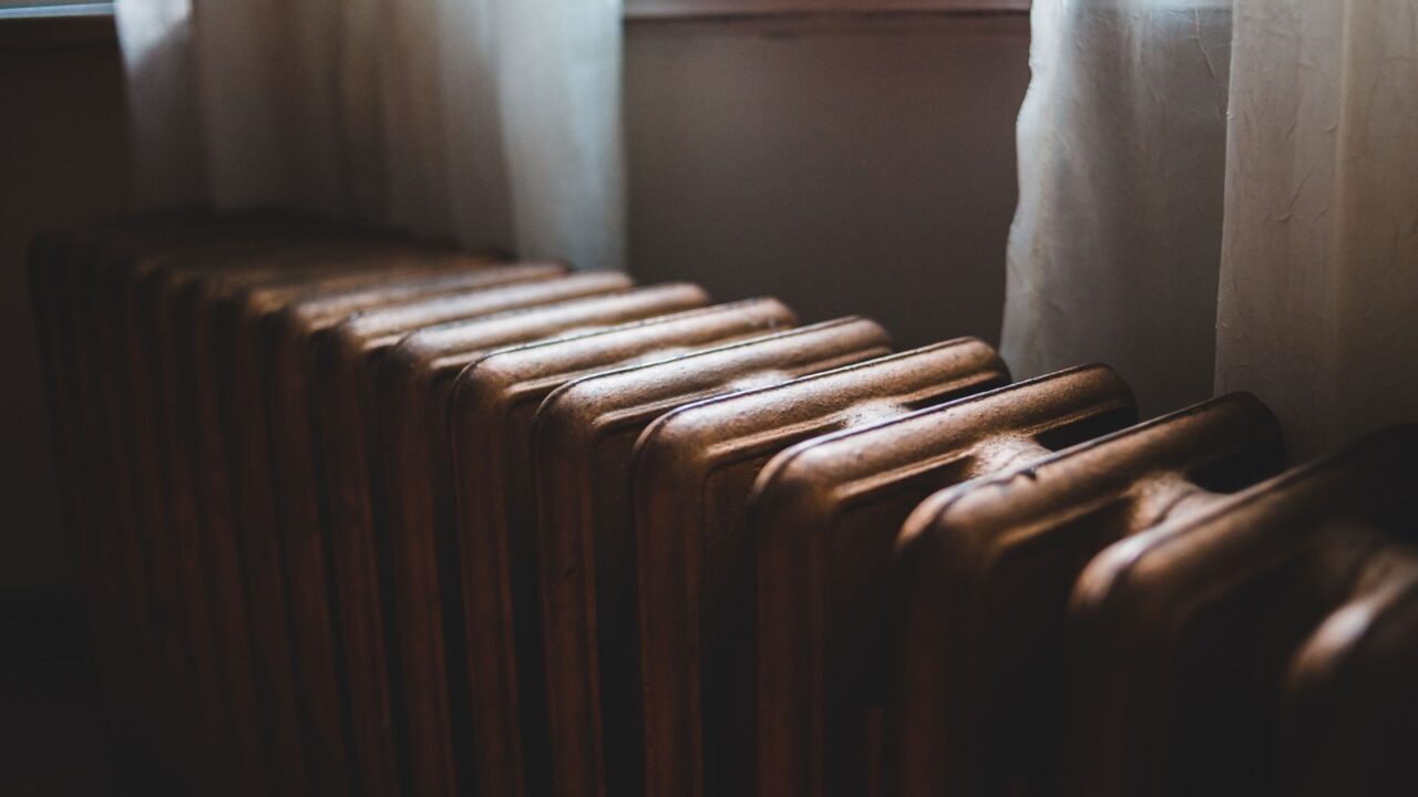 Langų palangės ir užuolaidos: kaip suderinti šviesą, privatumą ir jaukumą mažesniuose būstuose