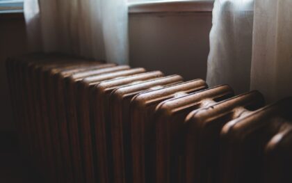 Langų palangės ir užuolaidos: kaip suderinti šviesą, privatumą ir jaukumą mažesniuose būstuose