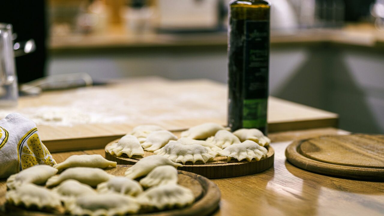 Savaitės vakaro makaronai namuose: kaip iš bazinių produktų kurti skirtingus, sočius ir nebrangius pietus