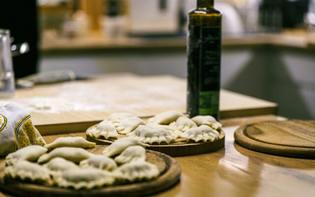 Savaitės vakaro makaronai namuose: kaip iš bazinių produktų kurti skirtingus, sočius ir nebrangius pietus